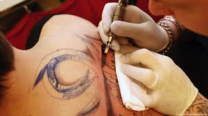 Share on pinterest share on facebook share on twitter. Remover Tatuagens Implica Riscos E Pode Ser Doloroso Novidades Da Ciencia Para Melhorar A Qualidade De Vida Dw 25 02 2013
