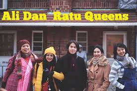 After his father's passing, a teenager sets out for new york in search of his estranged mother and soon finds love and connection in unexpected places. Link Nonton Film Ali Dan Ratu Queens Di Telegram Pieter Nooten