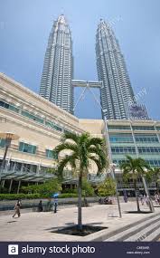 It is the largest city in malaysia, covering an area of 243 km2 (94 sq mi). Petronas Twin Towers Und Suria Klcc Einkaufszentrum Gesehen Vom Klcc Park Kuala Lumpur Malaysia Sudostasien Asien Stockfotografie Alamy