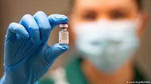 Researchers administered the first dose on march 16 in seattle. Covid 19 Risks And Side Effects Of Vaccination Science In Depth Reporting On Science And Technology Dw 20 01 2021