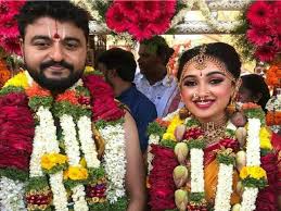 We post rare collection of celebrities pics of their family, wedding ( marriage ), husband, wife, son, daughter and many more. Aishwarya Pisse Kannada Actress Aishwarya Pisse Gets Hitched Times Of India