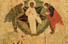 Вокруг христа на иконах изображается мандорла — тёмный нимб, на фоне которого иисус символически изображается как просфора на дискосе во время . Ikonografiya Preobrazheniya Gospodnya