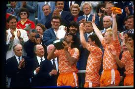 Video een mooie documentaire over het nederlands elftal in 1988 (engelstalig). Nederland Ontploft Door Van Basten En Gullit Nrc