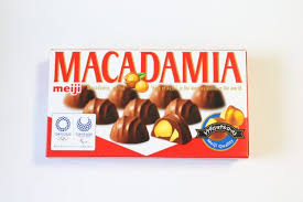 Орех макадамия сочетает аромат шоколада, отменный вкус и лечебные свойства, благодаря витаминам и ценным веществам. Meiji Macadamia Chocolate Souvenirs And Shopping Price Good Luck Trip