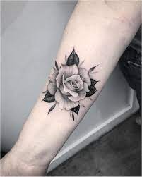 Quelle est la signification du tatouage de rose | Tatuajes de rosa blanca,  Tatuajes de rosas, Tatuaje de rosa pequeño