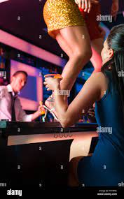 Frauen in bar oder Club tanzen auf dem Tisch Stockfotografie - Alamy