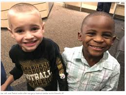 Hai cậu bé và bài học tuyệt vời về chống phân biệt chủng tộc