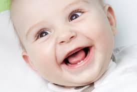 Tanda umum tumbuh gigi adalah bayi menggigit atau mengunyah mainan atau jari mereka. Tanda Tanda Bayi Mau Tumbuh Gigi