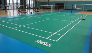Walaupun begitu, lantai kayu akan sangat awet dan dapat membuat tampilan gor bulu tangkis terlihat lebih indah dan mewah serta memiliki keunggulan yang menguntungkan bagi para pemain atau atlet. Jenis Lantai Vinyl Lapangan Olahraga Basket Badminton Futsal