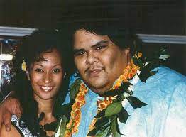 Hawaiili müzisyen israel kamakawiwoʻole 20 mayıs 1959 yılında dünyaya geldi. Iz And His Wife The Official Site Of Israel Iz Kamakawiwo Ole