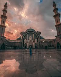 The malaysian capital is a huge metropolis on first address: Federal Territory Mosque Kuala Lumpur Cool Places To Visit Beautiful Mosques Beautiful Sunset