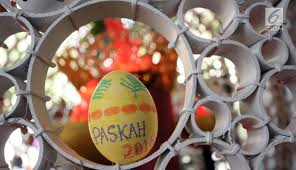 Anda bisa membuat telur satu warna, namun sedikut tambahan tidak pernah salah. Foto Unik Telur Paskah Di Katedral Dihiasi Keberagaman Indonesia Lifestyle Liputan6 Com