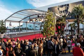 Vendredi 15 juillet 2021, le film france de bruno dumont est présenté en compétition au festival de cannes. Mini Cannes Festival Kicks Off Despite Curfew And This Is What It Looks Like