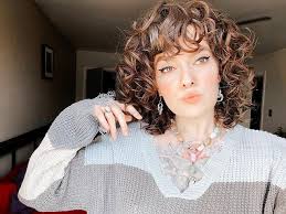 Maintenance of curly hair can be a tiresome job. 50 Brilliant Haircuts For Curly Hairstyle 2021 Art Design And Ideas