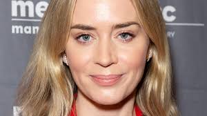 Educated at hurtwood house in dorking, blunt made her acting debut in a 2001 stage production of the royal family.she went on to appear in the television film boudica (2003) and. Warum Emily Blunt Mochte Dass Ihre Kinder Den Ruhm Nicht Wahrnehmen News24viral