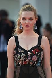 Amanda Seyfried - Page 2 Images?q=tbn:ANd9GcTQz3M8ZX51Y2ToFHGz8sTxmxAjto-sAXuwc3L9kFIMuL3bFxwP