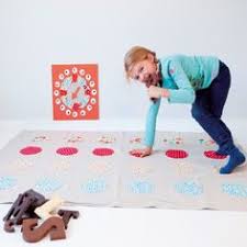 Afbeeldingsresultaat voor spelend groter kind afbeelding gezelschapsspel twister