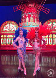 Maëva Coucke, représente la France à l'élection de Miss Univers dans un  spectaculaire costume du Moulin Rouge - Luxsure