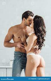 страстный мужчина обнимает горячую женщину Стоковое Изображение -  изображение насчитывающей сексуально, желание: 179868385