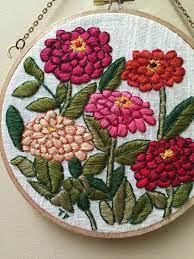 I love hand embroidery so much, that i've designed several free embroidery patterns for you to download. Zinnien Bestickte Hoop Etsy Embroidery Neck Designs Embroidery Flowers Pattern Ribbon Embroidery