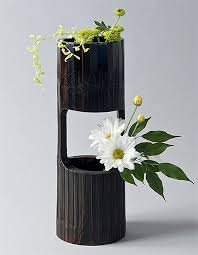 Bunga termasuk sebuah benda yang disukai kebanyakan wnita, jadi tidak ada salahnya untuk membuat kerajinan bunga tanah liat. Cara Membuat Vas Bunga Dari Bambu Yang Cantik Nan Indah Mudah
