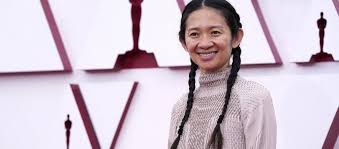 Zhao az amerikai filmakadémiának és a mezőny többi rendezőjének is megköszönte díját, majd arról beszélt, hogy az a mondat inspirálja munkája folytatására, amit még gyerekkorában kínában hallott, hogy „az ember eredendően. I6uphqlokam0qm