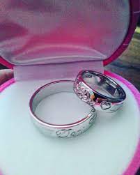 Cincin tunangan merupakan sebuah cincin yang biasanya dilengkapi dengan berlian atau batu berharga yang diberikan oleh seorang pria kepada tunangannya pada hari pertunangan. Pin Di Model Cincin Kawin Terbaru