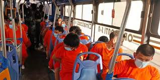 #Atención | 23 presos considerados de alta peligrosidad fueron trasladados desde la cárcel de #Machala hasta la nueva cárcel de máxima seguridad en #SantaElena la mañana de este lunes 10 de noviembre.