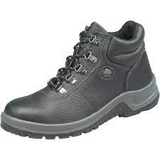 Antara lain adalah sepatu safey atau dapat disebut dengan safety shoes yang nyaman di pakai dan juga awet digunakan dalam pekerjaan seperti Bata Safety Shoes Welcome