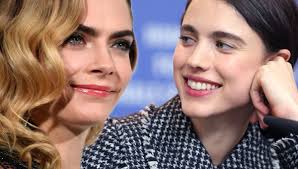Cara delevingne, dan stevens, eric stoltz, virginia madsen, and dylan gelula have joined the cast of bow and arrow entertainment's music drama her smell, starring elisabeth moss. Cara Delevingne Jetzt Ist Es Offiziell Sie Zeigt Uns Ihre Neue Liebe Bunte De
