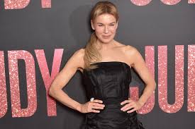 Renee zellweger is a renowned american actress, impressive performance, expressive features, sweet voice, and strong artistic prowess has contributed to giving renee zellweger the stardom and status. Is Renee Zellweger Married No But She S Dated A Lot Of Actors