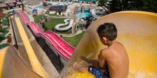 This wisconsin dells resort also features a kitchenette and amenities such as an oven, a microwave and a refrigerator. 8 Best Wisconsin Dells Indoor Waterpark Resorts Family Vacation Critic