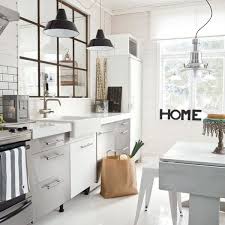 Le blanc est une couleur parfaite pour la cuisine moderne avec des lignes épurées et des meubles de style minimaliste. Cuisine En Inox Idees Meubles En Acier Inoxydable Cote Maison