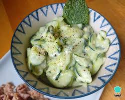 salada fresca de pepino iogurte e hortelã