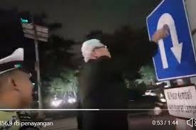 Hasil gambar untuk Viral Profesor Ceramahi Polantas di Surabaya. Ada apa ya??