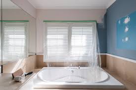 Farbe badezimmer streichen flieder lila weisse fliesen badewanne. Latexfarbe Furs Bad Das Sollten Sie Bedenken
