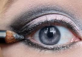 Znalezione obrazy dla zapytania niebieskie oczy srebrny makijaz