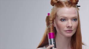 Includes all dyson airwrap™ styler attachments engineered for different hair types suitable for hair length that sits below the shoulder or. Dyson Airwrap Haarstyler Anwendung 1 Youtube