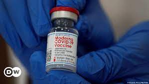 The moderna vaccine is the fifth vaccine to be approved by the country… on july 4, 2021, the moderna vaccine was approved for emergency use by the ministry of health and prevention (mohap) in the uae. Covid Vaccine Moderna Shots Can Be 6 Weeks Apart Who Says News Dw 26 01 2021