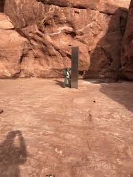 Needless to say, the authorities don't want them to stick their noses into this. Utah Ratselhafter Metall Monolith Inmitten Roter Felsen Entdeckt Der Spiegel