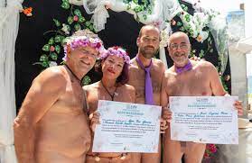 Ocho parejas celebran una boda nudista para inaugurar la temporada en  Granada 