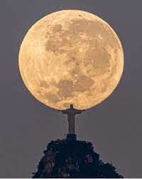 Βραζιλία: Το άγαλμα του Ιησού «κρατάει» το φεγγάρι