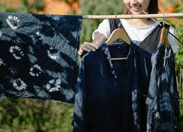 naturally dye fabric clothes black