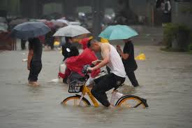 中國官方媒體人民日報報導，河南省鄭州市出現罕見強降雨，累積平均降雨量達到 449 毫米，造成鄭州地鐵 5 號線五龍口停車場及其周邊區域嚴重水災。. Tt Hixt2nfxftm