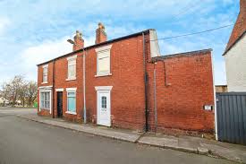 2 bed end terrace house in