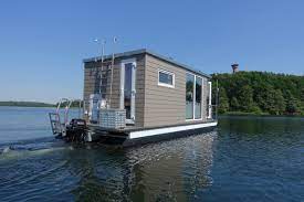 houseboats floating homes living on