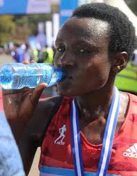 Et ce 29 septembre 2019, le jeune kenyan kelvin cheruiyot, entre dans la légende du lion en passant sous la minute pour couvrir les 21 km du . Athletics Cheruiyot Joyciline Win Family Group Marathon The Standard Sports