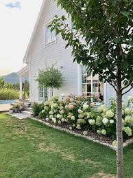 Hortensien (hydrangea) waren einst der klassiker in den bunt üppig blühenden und manchmal auch aber nicht nur im garten sind die hortensien ein hingucker. Hortensien Pracht Im Garten In 2020 Hortensien Garten Garten Garten Landschaftsbau