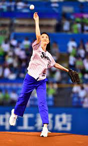 橋本マナミ始球式「ノーパンで来てノーバン」失敗 - プロ野球 : 日刊スポーツ