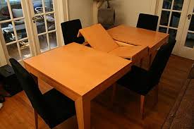Одним из обязательных атрибутов человеческого жилья является стол. Stol Vikipediya